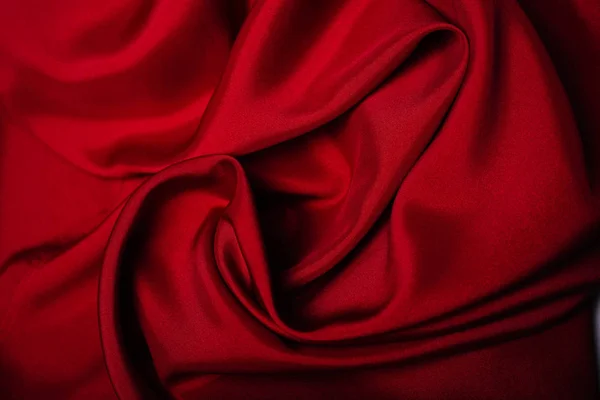 Tecido Vermelho Nas Dobras Cortinas Brilhar Seda Costura — Fotografia de Stock