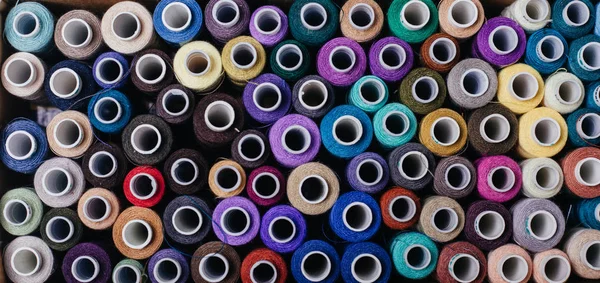 Bobinas Rosca Muitos Fios Coloridos Caixa Textura Acessórios Costura Costura — Fotografia de Stock