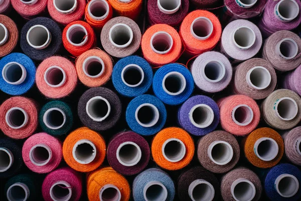 Bobinas Rosca Muitos Fios Coloridos Caixa Textura Acessórios Costura Costura — Fotografia de Stock