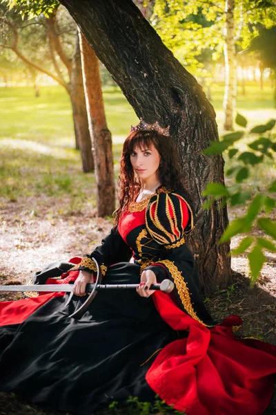 Rainha Com Uma Espada Nas Mãos Menina Bonita Coroa Fantasia — Fotografia de Stock