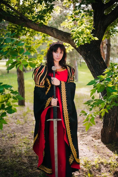 Rainha Com Uma Espada Nas Mãos Menina Bonita Coroa Fantasia — Fotografia de Stock