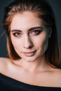 Güzel bir kızla siyah giysili bir kafatası onun elinde. Gothic Moda. Bir model gri bir arka plan üzerinde. Stüdyo portre