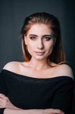 Güzellik Portresi. Stüdyo portre gri bir arka plan üzerinde güzel bir kız. İyi bir makyaj. Yüz yakın çekim