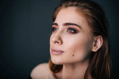 Güzellik Portresi. Stüdyo portre gri bir arka plan üzerinde güzel bir kız. İyi bir makyaj. Yüz yakın çekim