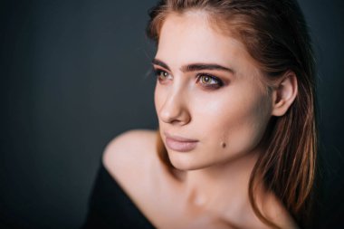 Güzellik Portresi. Stüdyo portre gri bir arka plan üzerinde güzel bir kız. İyi bir makyaj. Yüz yakın çekim