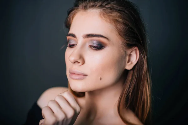 Schönheitsporträt Studioporträt Eines Schönen Mädchens Auf Grauem Hintergrund Gutes Make — Stockfoto