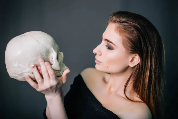 Güzel Bir Kızla Siyah Giysili Bir Kafatası Onun Elinde Gothic — Stok fotoğraf