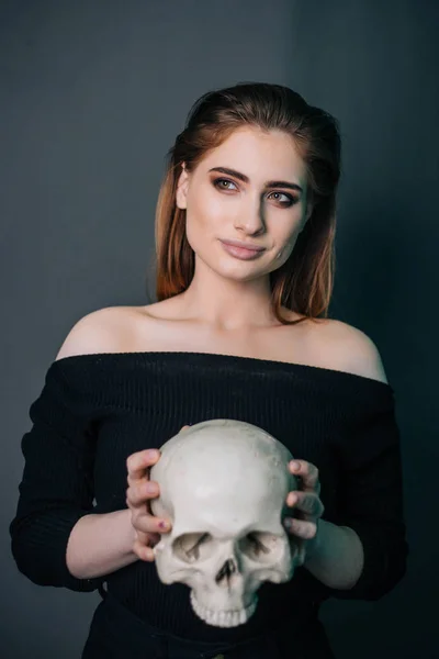 Güzel Bir Kızla Siyah Giysili Bir Kafatası Onun Elinde Gothic — Stok fotoğraf