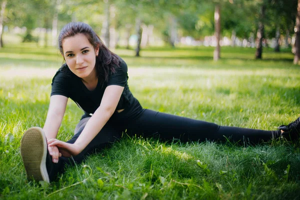 Uma Linda Garota Parque Está Envolvida Esportes Modelo Com Pele — Fotografia de Stock