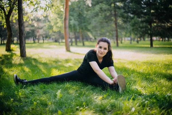 Een Mooi Meisje Het Park Betrokken Bij Sport Een Model — Stockfoto