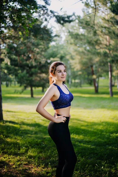 公園で美しい少女は スポーツに取り組んでいます きれいな肌とスポーツウェアの Oboyatelnoy Ulvbkoy モデル 野外研修 — ストック写真
