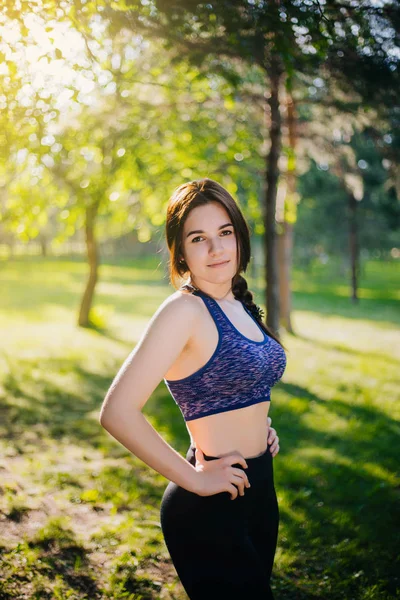Güzel bir kız parkta spor devreye girer. Temiz cilt ve spor oboyatelnoy ulvbkoy bir model. Açık Hava eğitimleri.