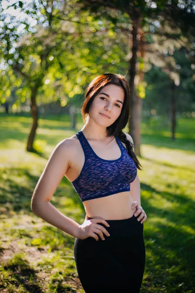 Uma Linda Garota Parque Está Envolvida Esportes Modelo Com Pele — Fotografia de Stock