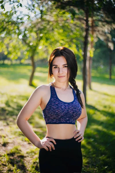 公園で美しい少女は スポーツに取り組んでいます きれいな肌とスポーツウェアの Oboyatelnoy Ulvbkoy モデル 野外研修 — ストック写真