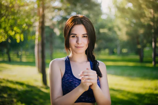 Vacker Flicka Parken Engagerade Sport Modellen Knäppte Två Händer Gör — Stockfoto