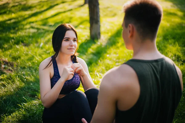 Jeune Fille Gars Faisant Des Pompes Dans Parc Sur Pelouse — Photo