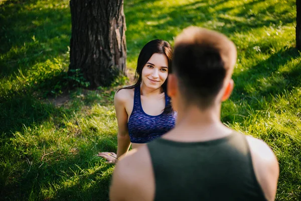 Ragazzina Ragazzo Che Fanno Flessioni Nel Parco Sul Prato Fare — Foto Stock