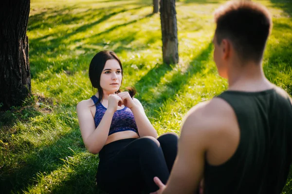 Jeune Fille Gars Faisant Des Pompes Dans Parc Sur Pelouse — Photo