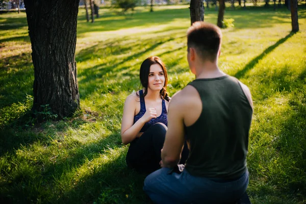 Jeune Fille Gars Faisant Des Pompes Dans Parc Sur Pelouse — Photo