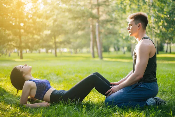 Ung Flicka Och Killen Gör Armhävningar Parken Gräsmattan Gör Sport — Stockfoto