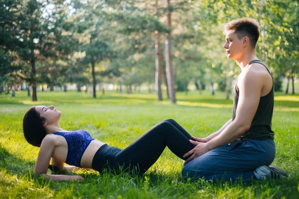 Ung Flicka Och Killen Gör Armhävningar Parken Gräsmattan Gör Sport — Stockfoto