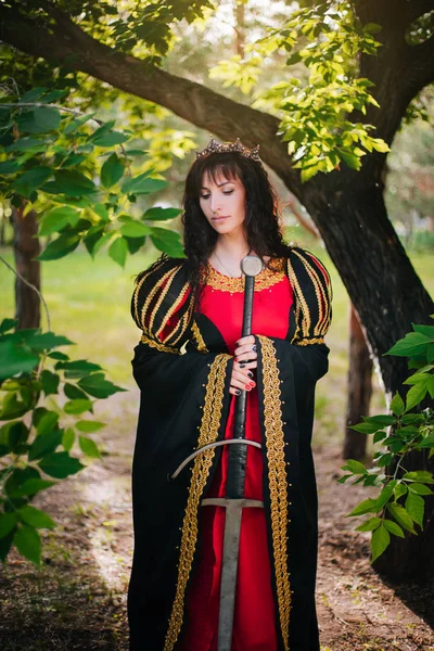 Rainha Com Uma Espada Nas Mãos Menina Bonita Coroa Fantasia — Fotografia de Stock