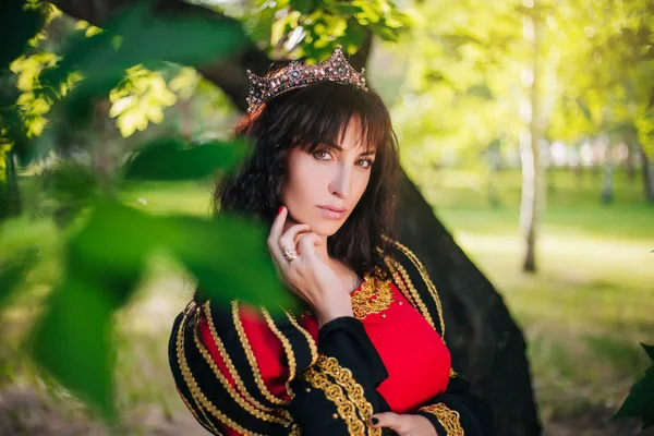 Reine Belle Fille Dans Couronne Fantasme Robe Médiévale Noire Rouge — Photo
