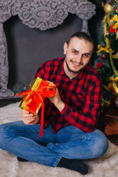 Guy Background New Year Fireplace Holding Gift Man Golden Box — Stock Photo, Image