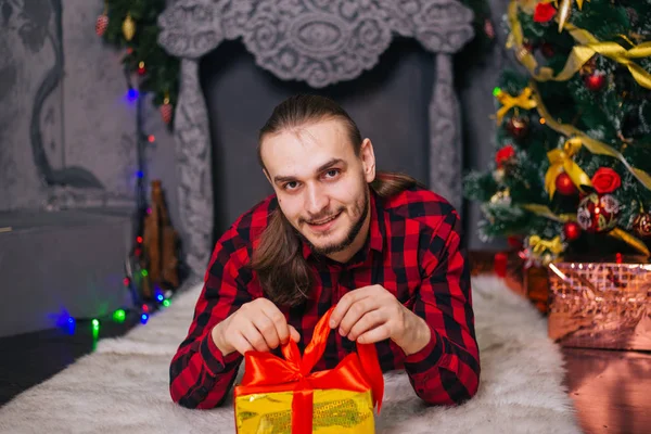 Guy Background New Year Fireplace Holding Gift Man Golden Box — Stock Photo, Image