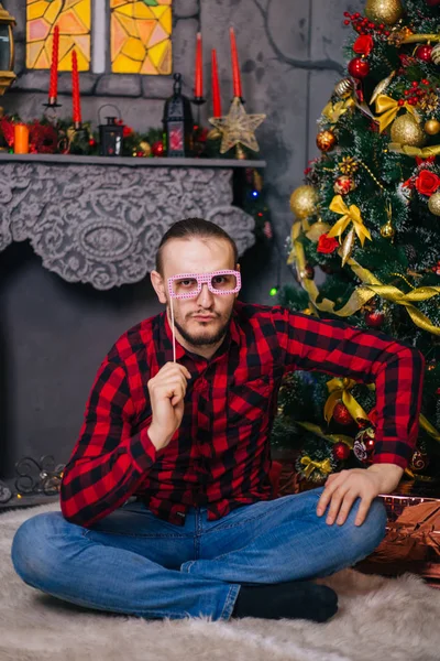 Tipo Camisa Roja Sostiene Anteojos Palo Hombre Barbudo Sienta Una — Foto de Stock