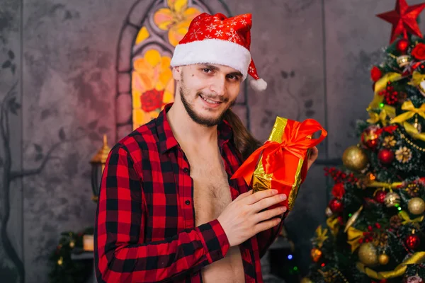 Tipo Fondo Chimenea Año Nuevo Celebración Regalo Hombre Con Una — Foto de Stock