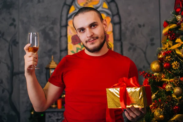 Hombre Con Una Barba Una Camiseta Roja Con Regalo Mano — Foto de Stock