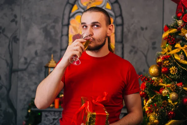 Hombre Con Una Barba Una Camiseta Roja Con Regalo Mano — Foto de Stock