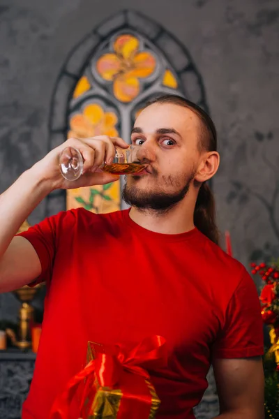 Homem Com Barba Numa Shirt Vermelha Com Presente Mão Uma — Fotografia de Stock