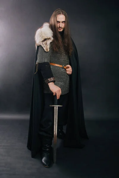 Warrior Armor Sword Guy Long Hair Beard Fox Collar Dressed — ストック写真