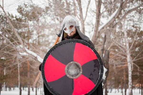 Viking Winter Spear Shield Red Black Color Guy Helmet Chain — Φωτογραφία Αρχείου