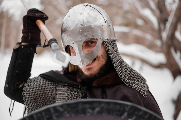 Viking Zimě Kopím Kulatým Štítem Červenočerné Barvy Chlápek Helmě Kroužkové — Stock fotografie