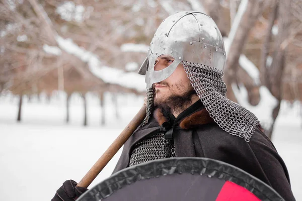 Viking Zimě Sekerou Kulatým Štítem Červeno Černé Barvě Chlápek Helmě — Stock fotografie