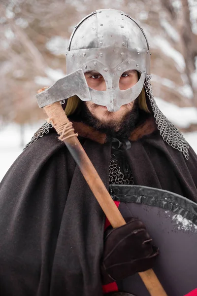 Viking Zimě Sekerou Kulatým Štítem Červeno Černé Barvě Chlápek Helmě — Stock fotografie