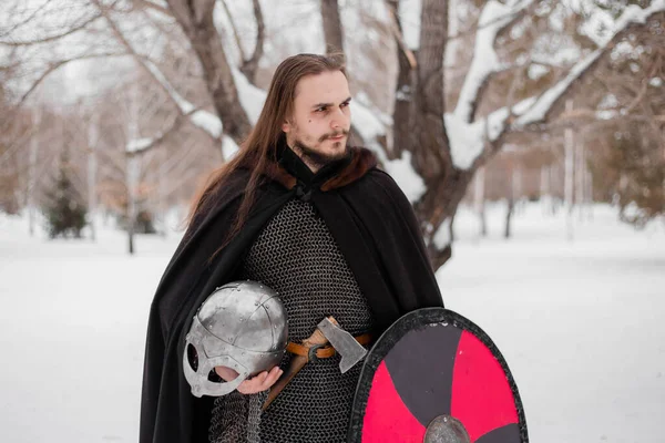 Beau Jeune Homme Aux Cheveux Longs Armure Tient Casque Dans — Photo