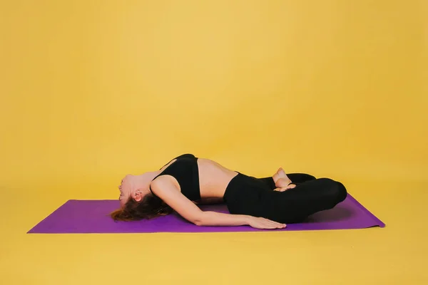 Atlética Hermosa Joven Practicando Yoga Haciendo Padma Matsiasana Pose Use —  Fotos de Stock