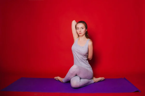 Athletic Yoga Beautiful Young Girl Practicing Eka Pada Garudasan Woman — Stok fotoğraf