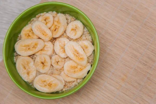 Oatmeal Banana Slices Green Cup White Wooden Table — ストック写真