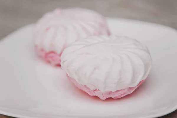 Piatto Bianco Con Marshmallow Rosa Tavolo Leggero — Foto Stock