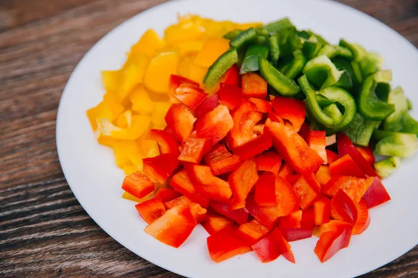 Pimientos Rojos Amarillos Verdes Cortados Cubitos Plato Blanco — Foto de Stock