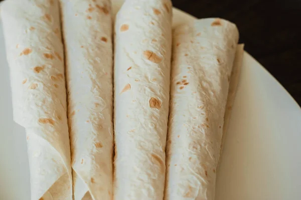 Lavash Válí Bílém Talíři Zabalené Koláče — Stock fotografie