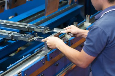 Operatör metal levha sac bükme bükme makinası. Yüksek basınç hidrolik sac bükme makinası. açı bükme şekil jig ve vari için die, doğruluk punch ve kalıp üretim, elektronik ve Otomotiv üretim bölüm