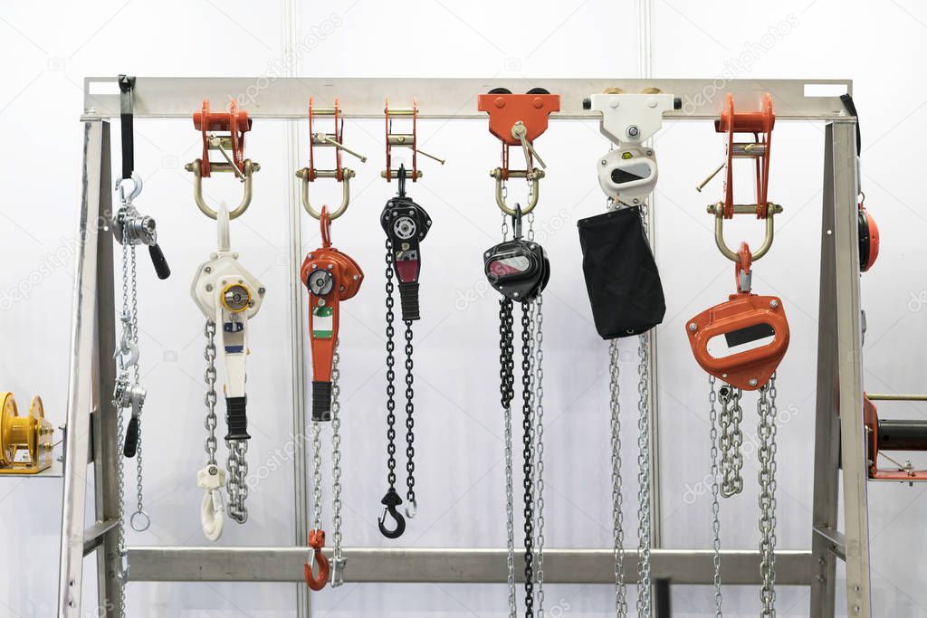 industrial chain hoist for reduce working load and lifting heavy object, mechanical hoist, gear hoist for one man operation with heavy weight mold and die 
