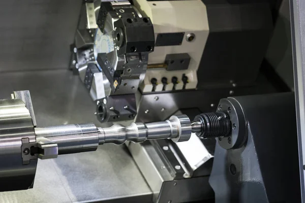 Operador Mecanizado Piezas Automotrices Por Cnc Torneado Máquina Multi Eje — Foto de Stock