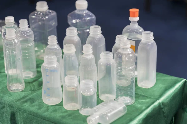 塑料瓶热吹制造 瓶吹瓶模具 瓶生产机 — 图库照片